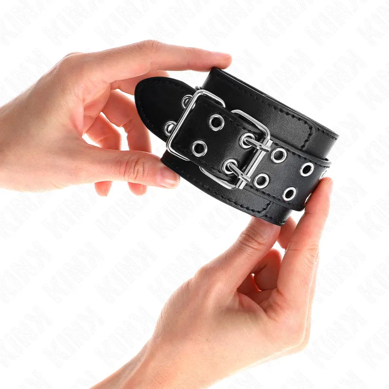 Bracelet BDSM en cuir noir avec boucle métallique, élégant et robuste, idéal pour confort et sécurité lors des séances.