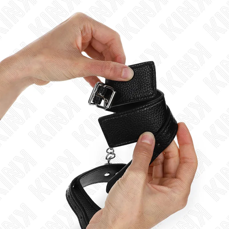 Bracelet BDSM en cuir noir ajustable avec boucle métallique, design élégant et robuste pour moments intimes sophistiqués.