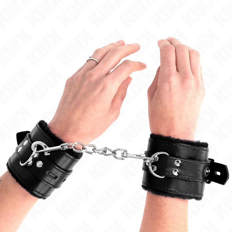 Bracelets BDSM en cuir noir avec chaîne, élégants et confortables, pour expériences sensuelles sécurisées.