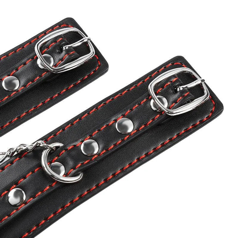 Bracelets BDSM en métal réglables Ohmama, noir avec coutures rouges, boucles argentées, design robuste et élégant.