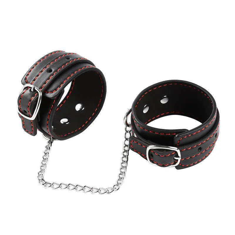 Bracelets BDSM en métal réglables Ohmama noirs avec coutures rouges et chaîne argentée, robustes et élégants.