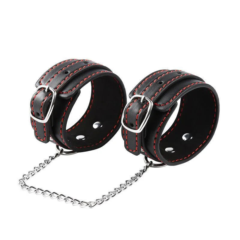 Bracelets BDSM en métal noir réglables Ohmama avec chaîne, design élégant et robuste, coutures rouges.