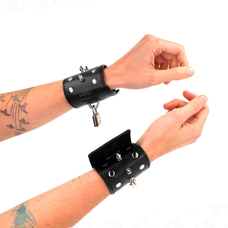 Bracelets en cuir noir BDSM avec rivets métalliques, confortables et sécurisés, portés sur poignets, style élégant.