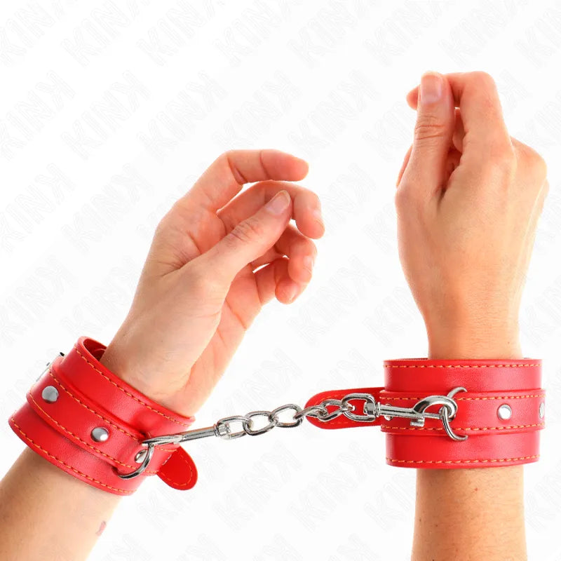 Bracelets en cuir rouge BDSM haute qualité, design élégant avec rivets et chaîne, ajustement sécurisé et confortable.