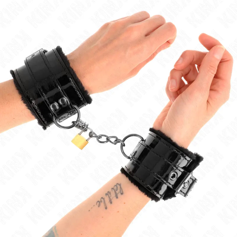 Bracelets BDSM en cuir noir véritable, doublure douce, attaches métalliques robustes, sécurité et confort optimisés.