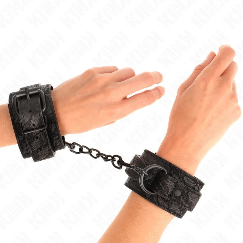 Bracelets BDSM en cuir noir véritable, robustes et confortables, avec chaîne métallique, pour sessions intenses.