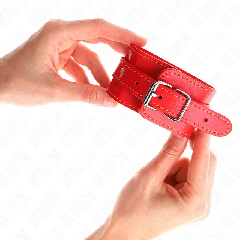 Bracelet en cuir BDSM rouge, boucle argentée, couture blanche, design élégant et durable pour confort et contrôle.
