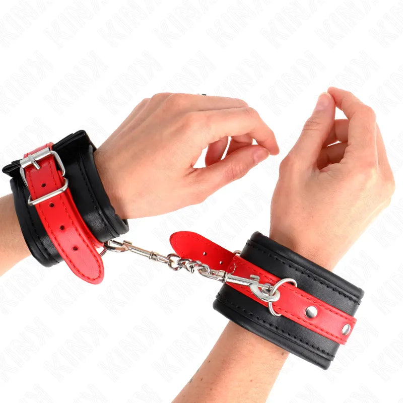 Bracelets BDSM en cuir noir et rouge, design élégant, fermetures à boucle, chaîne métallique, confort et style.