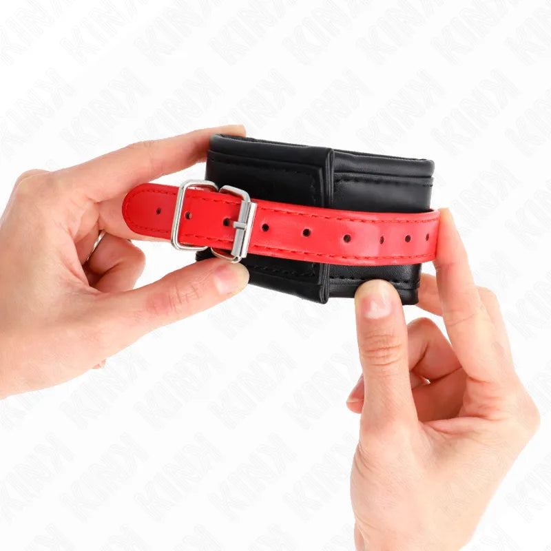 Bracelet BDSM en cuir noir et rouge, design élégant, boucle argentée, pour séances confortables et stylées.