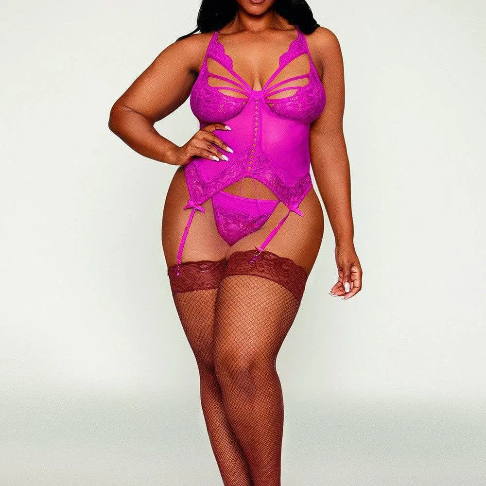 Bustier rose en résille avec dentelle florale, jarretelles réglables et string assorti, grande taille.