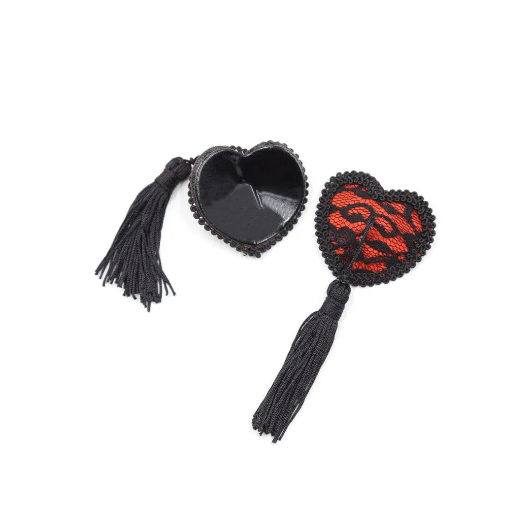 Cache-tétons cœur rouge dentelle noire, forme élégante, détails délicats, idéal pour une touche glamour et sophistiquée.