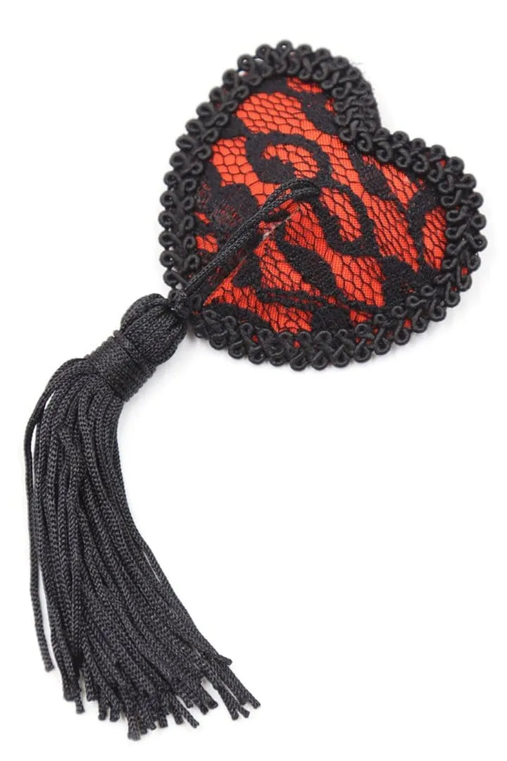 Cache-tétons en cœur rouge avec dentelle noire, frange élégante, accessoire glamour et raffiné pour soirée spéciale.