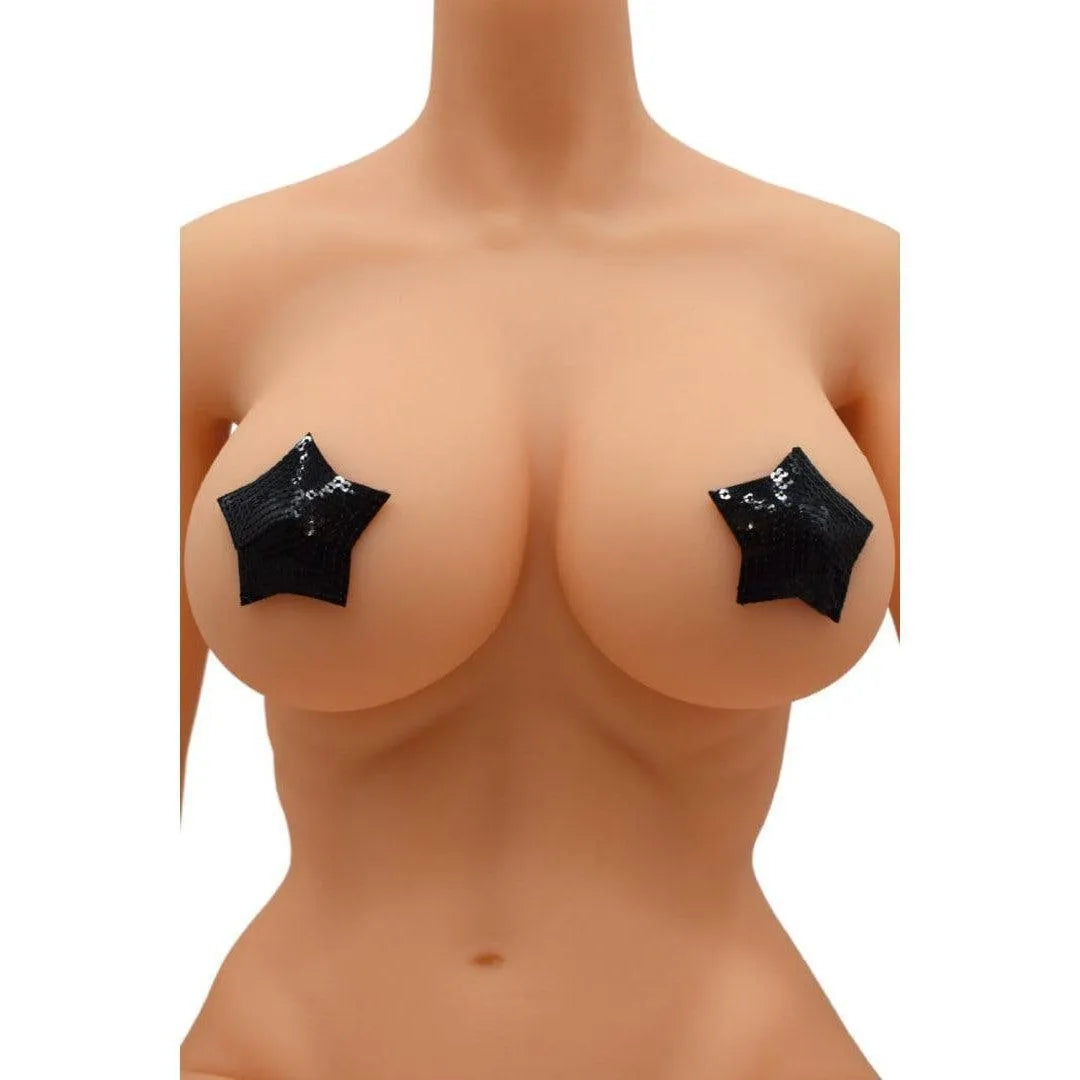Caches mamelons étoile en sequins noirs adhésifs, élégants et réutilisables, sur mannequin, pour occasions spéciales.