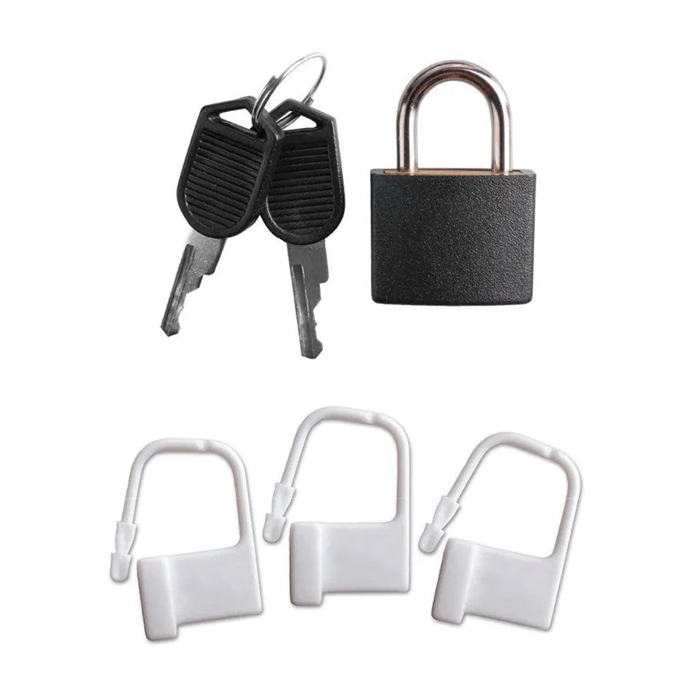 Cage de chasteté homme en métal avec cadenas noir et trois cadenas plastiques blancs, ajustable pour confort optimal.