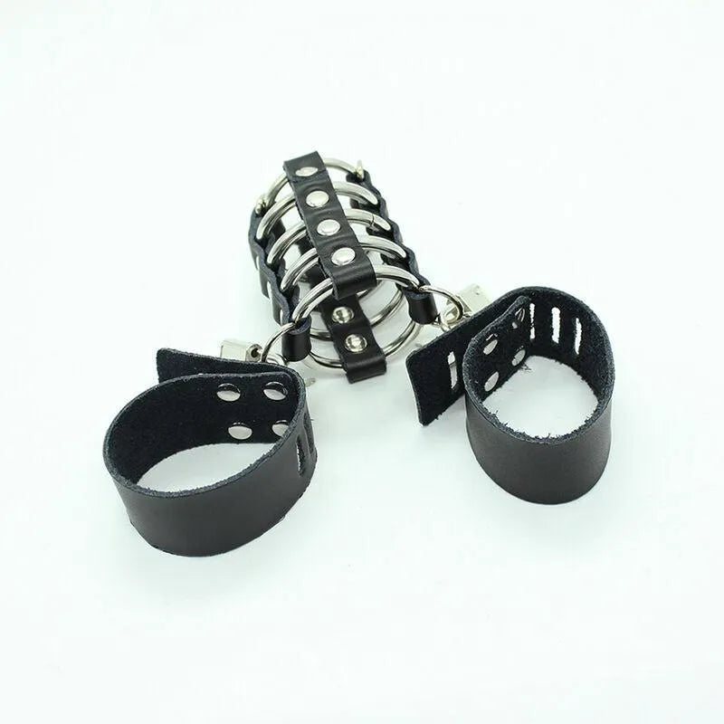 Cage pénis en métal réglable avec anneaux robustes et sangles noires, accessoire de plaisir sécurisé et personnalisable.