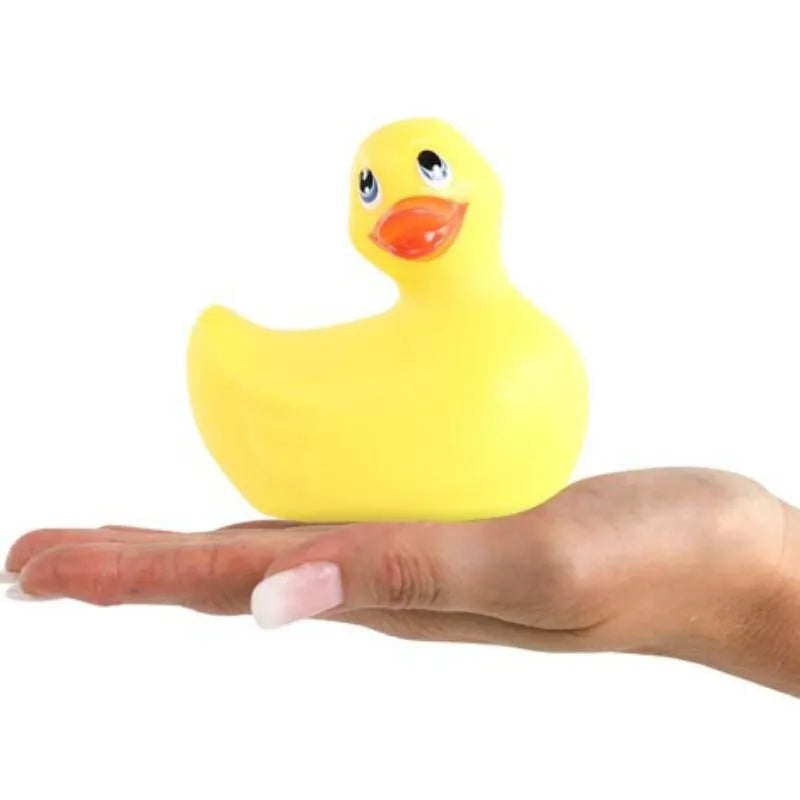 Canard de massage vibrant jaune étanche, forme classique, 7 modes, posé sur une main, idéal pour détente et bien-être.