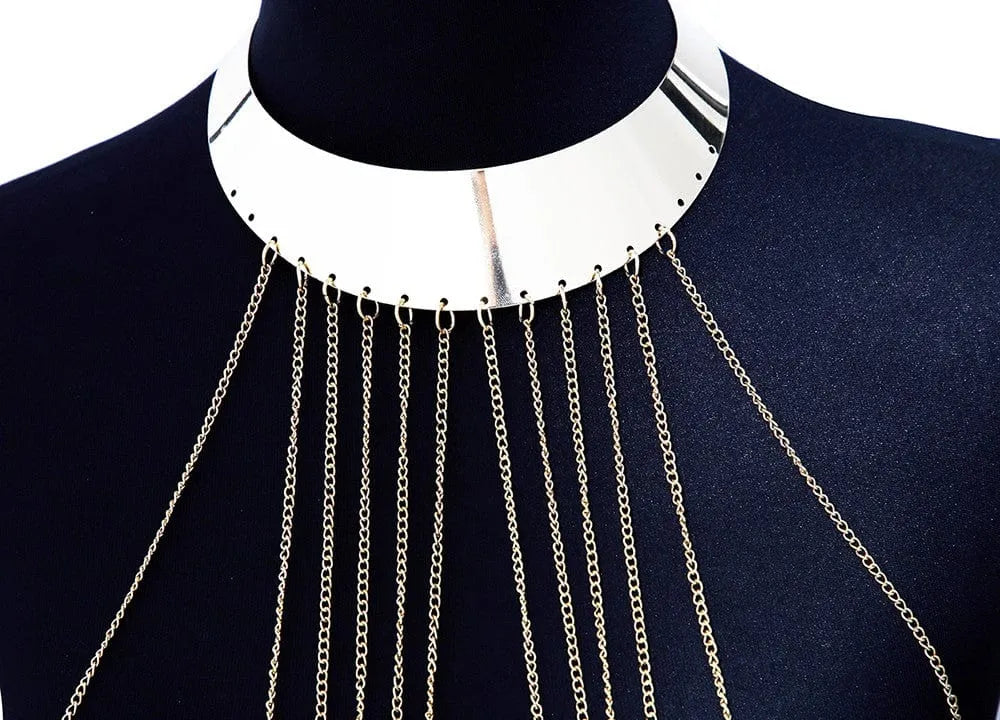 Chaîne de corps dorée élégante Be Lily sur mannequin noir, design délicat et éclat doré, accessoire glamour.