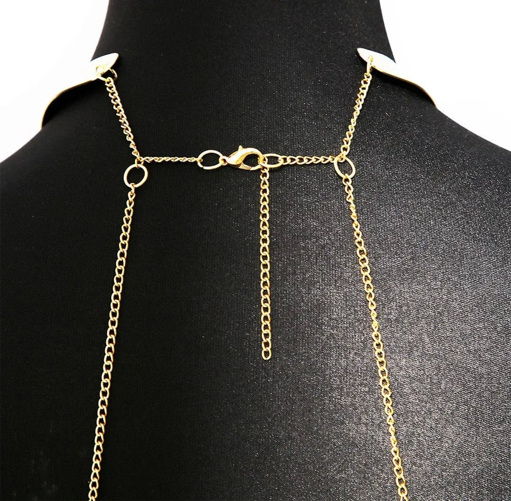 Chaîne de corps dorée élégante Be Lily sur mannequin noir, design délicat et sophistiqué, parfait pour sublimer une tenue.