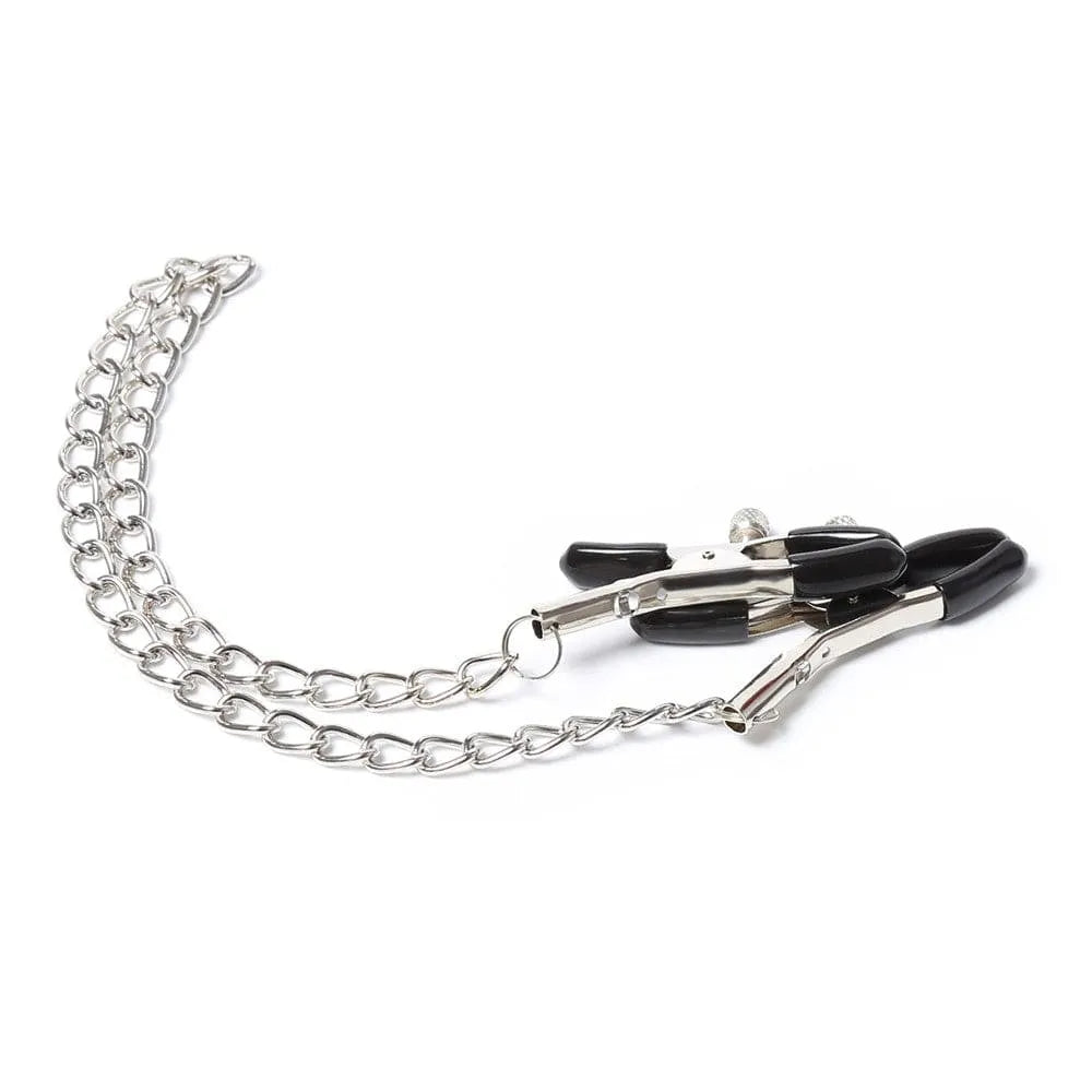Chaîne argentée de 45cm avec pinces à seins réglables et embouts noirs, accessoire BDSM élégant et fonctionnel.
