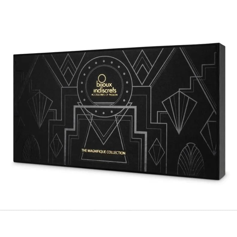 Accessoires pieds en or style cabaret années 20 avec chaînettes et rondelles, élégance rétro et glamour.