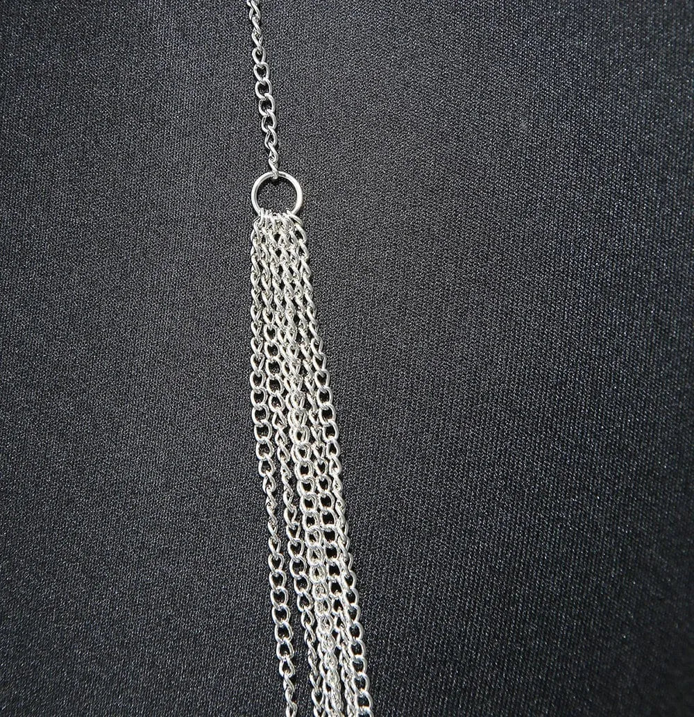 Chaine de corps argentée Be Lily, élégante et raffinée, sur fond noir, avec attache au cou et détails délicats.