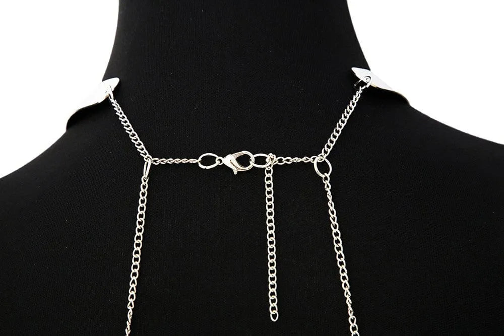 Chaîne de corps argentée Be Lily sur mannequin noir, design élégant avec attache au cou, idéale pour robe ou top.