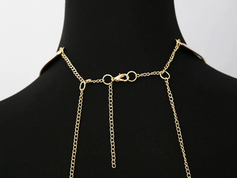 Chaine de corps dorée élégante Be Lily, design raffiné, idéale pour sublimer une robe ou top noir, style sophistiqué.