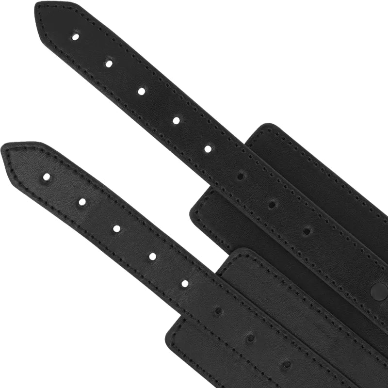 Chevilles BDSM en cuir vegan noir, design luxe, avec boucles ajustables, par INTENSE FETISH.