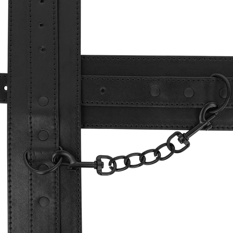 Chevilles BDSM en cuir vegan noir luxe, chaîne métal, marque INTENSE FETISH, accessoire éthique et raffiné.