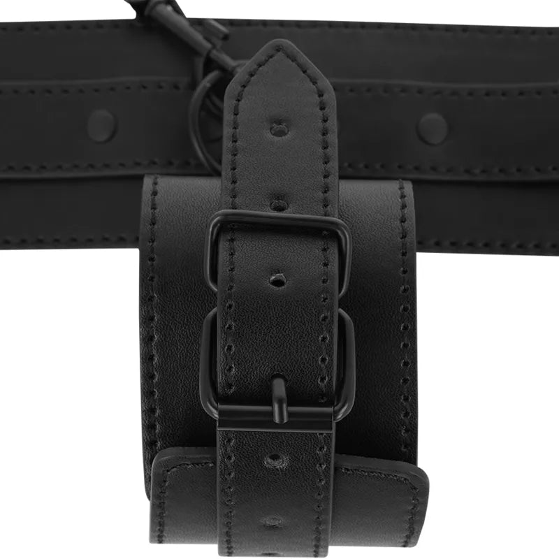 Chevilles BDSM en cuir vegan noir, boucle métallique, design raffiné, marque INTENSE FETISH, accessoire éthique.