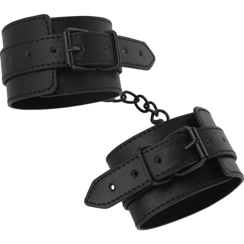 Chevilles BDSM en cuir vegan noir luxe, design élégant avec boucles et chaîne, par INTENSE FETISH.