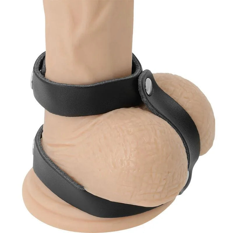 Cockring en cuir synthétique noir, réglable, pour débutants BDSM, sur mannequin, offrant confort et ajustement parfait.