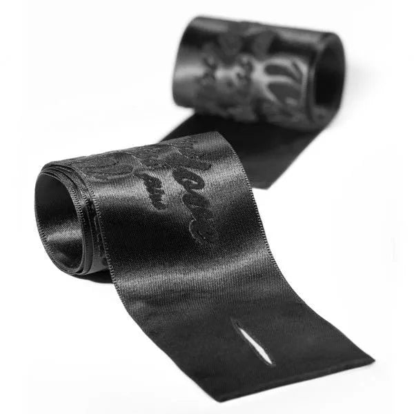 Cockring vibrant noir en silicone, vibrations puissantes pour plaisir intense, accessoire intime confortable et innovant.