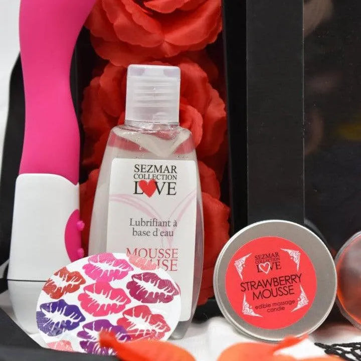 Coffret Coquin Édition Limitée pour Couple avec accessoires intimes colorés, lubrifiant et mousse de massage fraise.