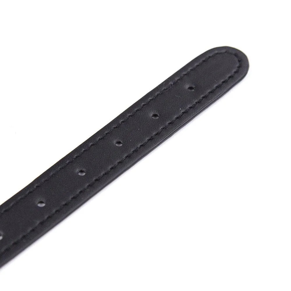 Collier BDSM en cuir noir avec picots argentés, réglable, robuste et élégant, idéal pour jeux de rôle et fétichisme.