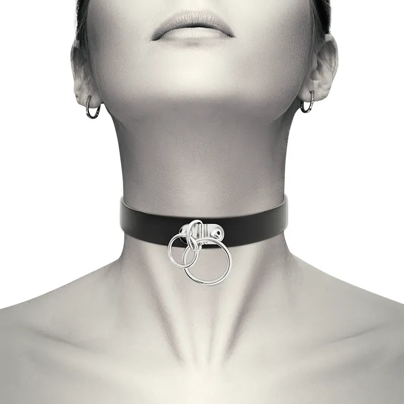 Collier BDSM noir en cuir PU ajustable avec anneaux métalliques, porté autour du cou, accessoire fétichiste élégant.