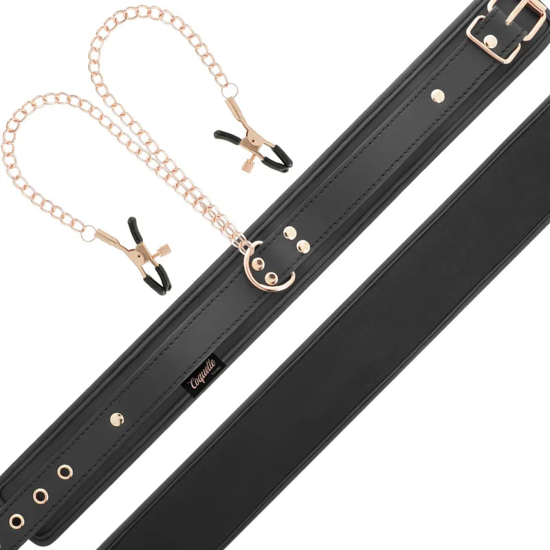 Collier BDSM cuir vegan noir avec pinces à tétons dorées et chaînes ajustables.