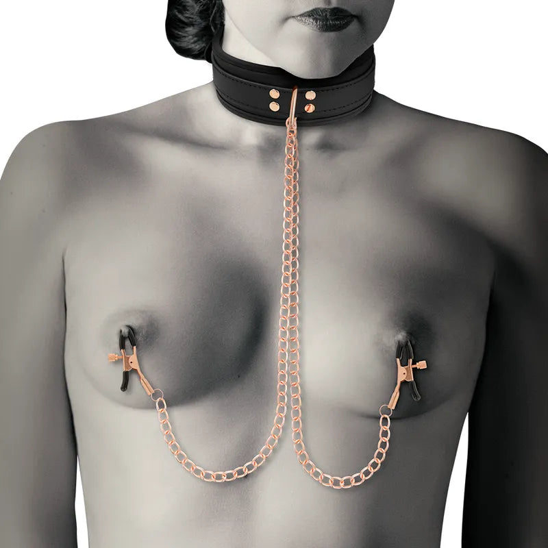 Collier BDSM cuir vegan noir avec pinces à tétons et chaînes métalliques dorées, tension ajustable.