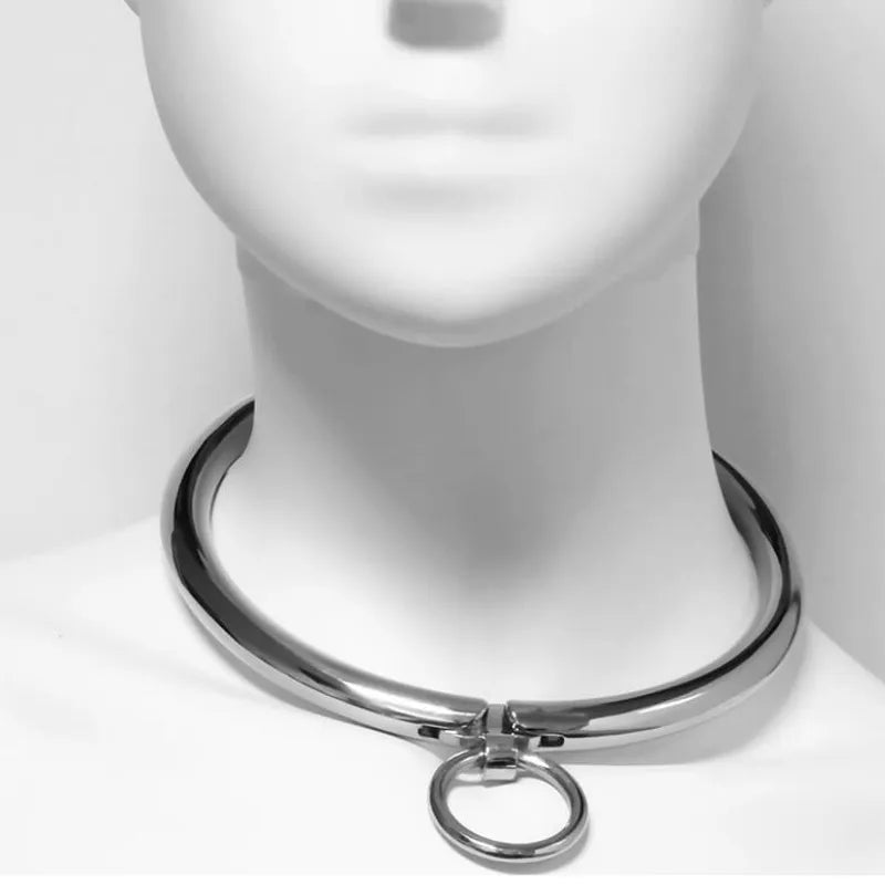 Collier BDSM en métal inoxydable avec cadenas, design élégant et robuste, idéal pour domination et contrôle sécurisé.