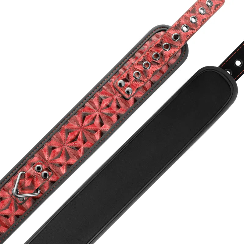 Collier BDSM en métal sans nickel, cuir végétalien noir et rouge, motifs géométriques, boucles robustes.