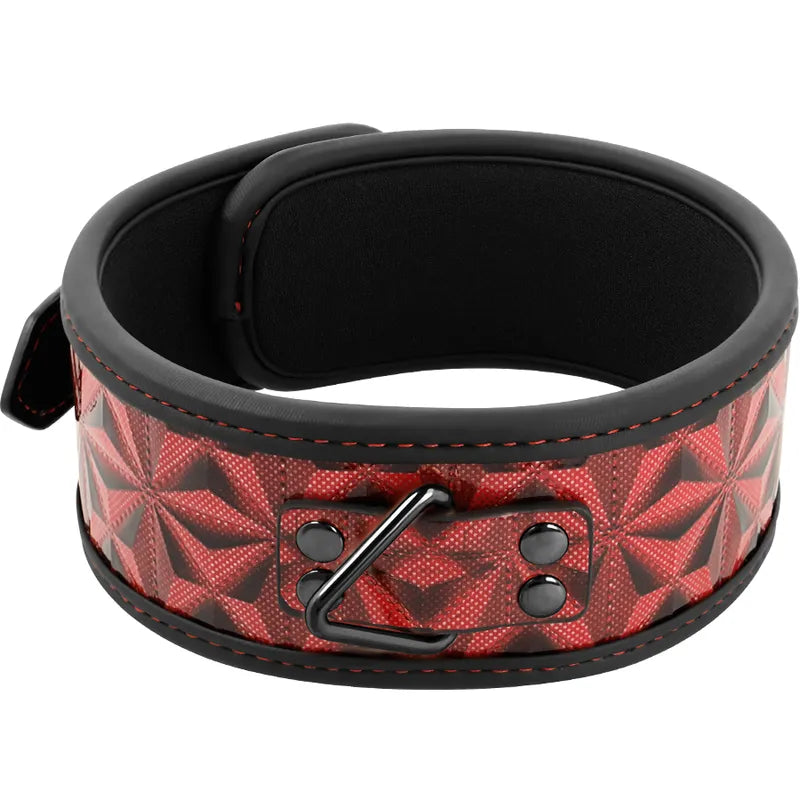 Collier BDSM en métal sans nickel, design élégant avec cuir végétalien noir et rouge, idéal pour jeux de rôle sécurisés.
