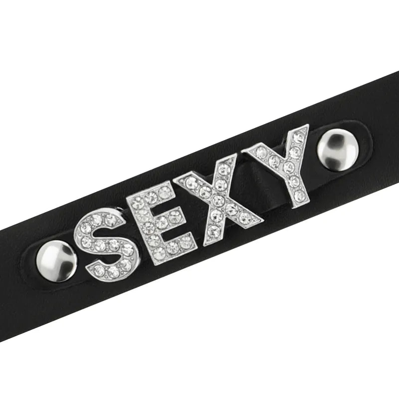 Collier BDSM noir en cuir végétalien ajustable avec lettres SEXY incrustées de strass, idéal pour jeux de rôle.