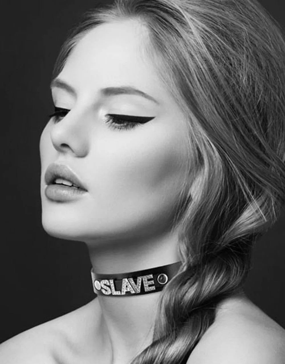 Collier BDSM en cuir noir avec inscription SLAVE en strass, porté par une personne, réglable, 46 cm de long.