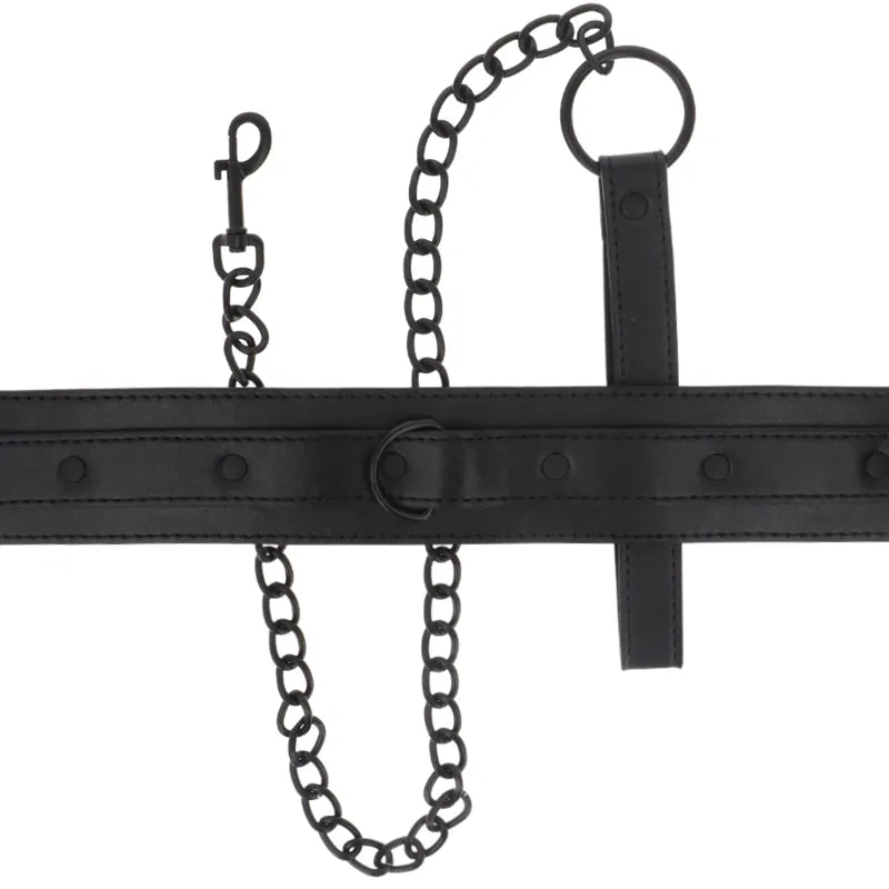Collier BDSM noir en cuir vegan ajustable avec chaîne métallique, design élégant par INTENSE FETISH.