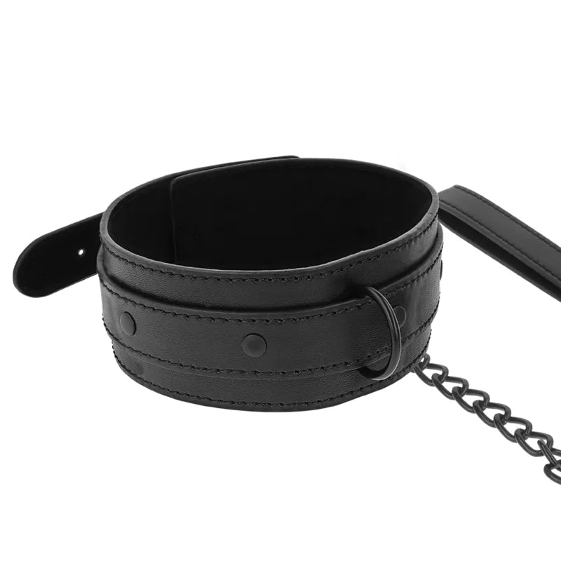 Collier BDSM cuir vegan noir ajustable avec anneau et chaîne, design élégant par INTENSE FETISH, confort et style éthique.