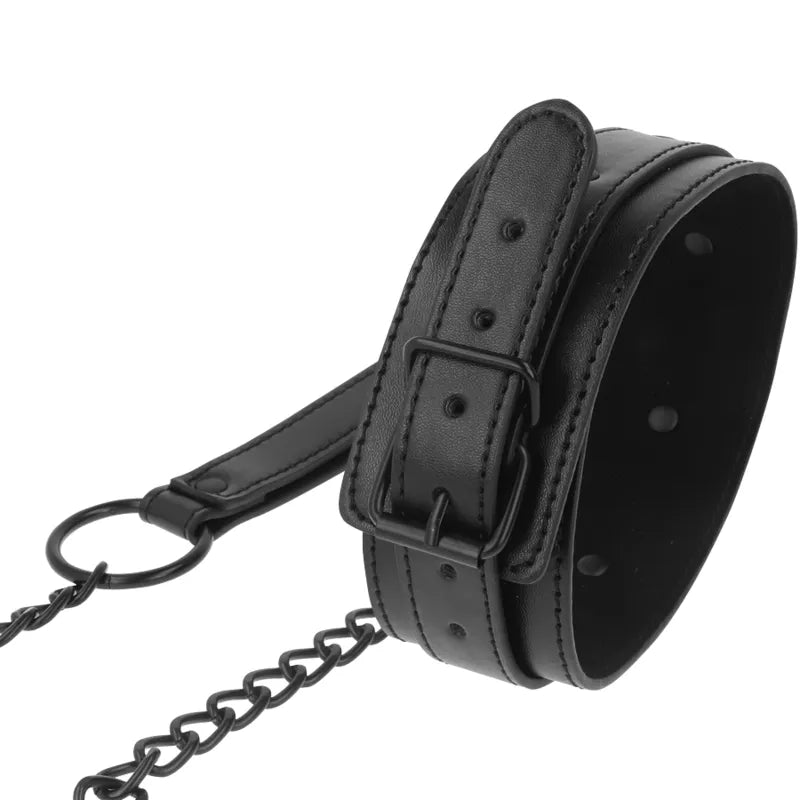 Collier BDSM cuir vegan noir ajustable avec boucle métallique, chaîne attachée, design élégant et éthique par INTENSE FETISH.