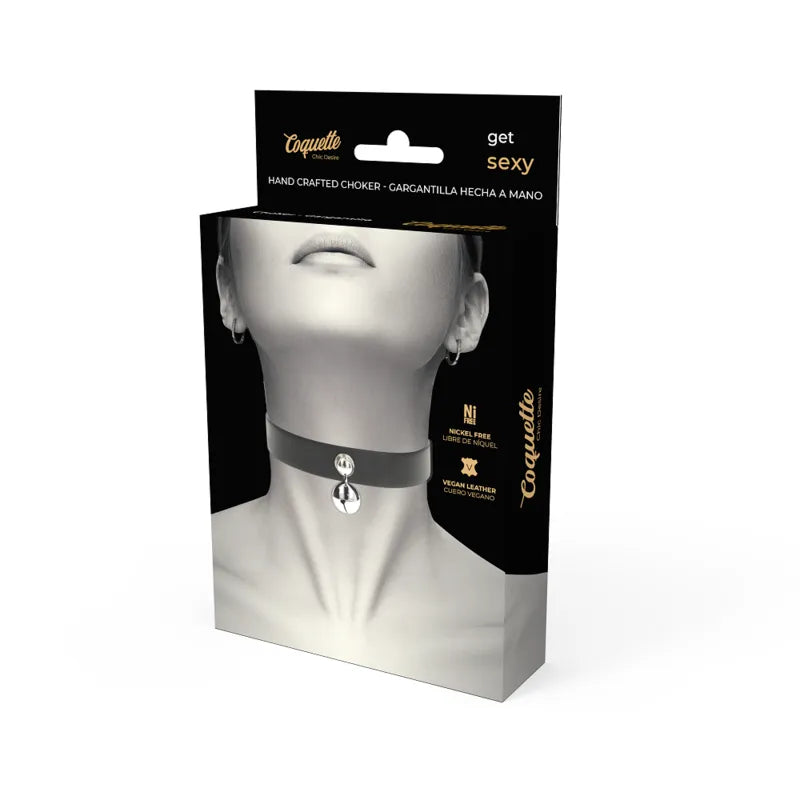 Collier chic en cuir vegan noir ajustable avec boutons-pression, présenté sur un mannequin, emballage élégant.