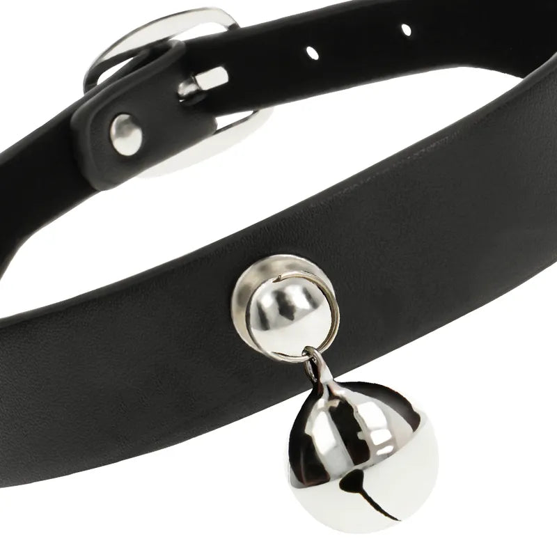 Collier chic noir en cuir vegan avec bouton-pression et clochette argentée, ajustable pour un style éthique et élégant.