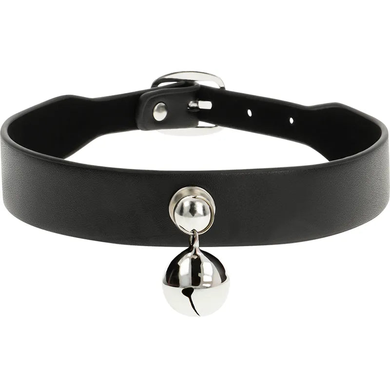 Collier chic en cuir vegan noir ajustable avec boutons-pression, orné d'une cloche argentée, élégant et éthique.