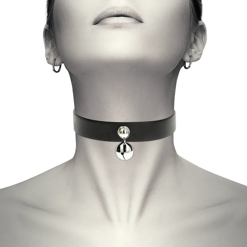 Collier chic en cuir vegan noir ajustable avec boutons-pression, élégant et éthique, porté autour du cou.
